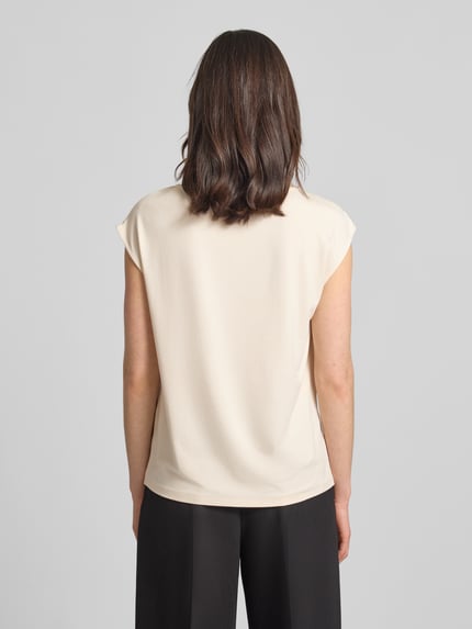 Frauenmodel trägt Relaxed Fit Blusenshirt aus Viskose-Mix von s.Oliver BLACK LABEL, Optik: Unifarben, Materialverarbeitung: Satin, Ganzkörperansicht Rückansicht.