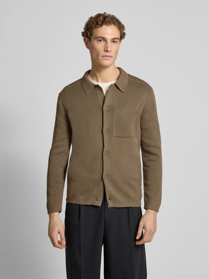 Männermodel trägt Regular Fit Strickjacke aus reiner Baumwolle von Marc O'Polo, Optik: unifarben, Feinstrick, Ganzkörperansicht von vorne.
