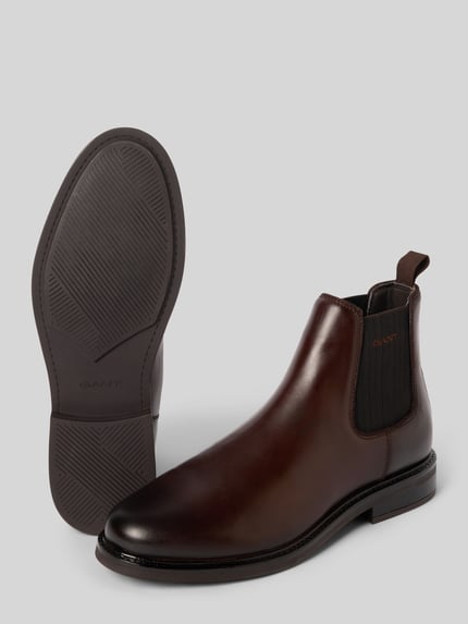 Produktfoto, Chelsea Boots mit seitlichen Stretcheinsätzen von GANT in unifarbenem Braun, Lederoptik, strukturierte Gummisohle, Logo-Schriftzug.