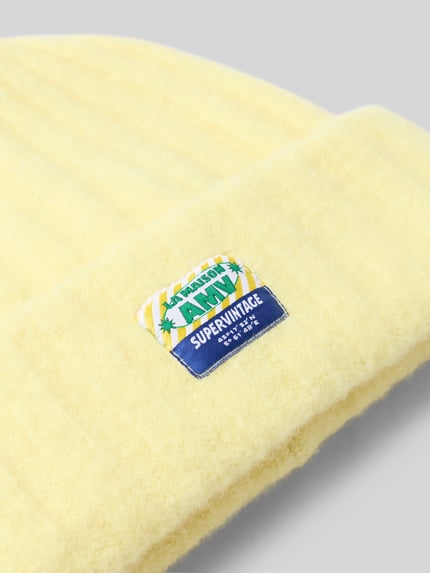 Produktfoto, jasnożółta czapka z miękkiej mieszanki bawełny i wełny z alpaki, Imitacja dzianiny, naszywka z logo, Mütze aus Alpaka-Baumwoll-Mix Modell 'Vitow' od American Vintage