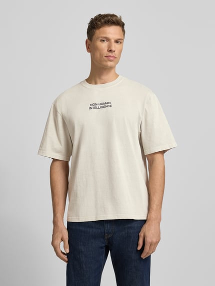 Männermodel trägt T-Shirt mit Rundhalsausschnitt Modell 'Gary' von Wood Wood, Reine Baumwolle, Relaxed-Fit, Herren T-Shirt, Ganzkörperansicht von vorne.