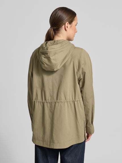 Frauenmodel trägt Jacke mit verdecktem Reißverschluss von Fuchs Schmitt in Beige aus Baumwoll-Mix, Regular-Fit, Kapuze mit Tunnelzug, Pattentaschen, Rückenlänge 73 cm, Schulterbreite 37 cm, Brustweite 54 cm, Ärmellänge 66 cm, Ganzkörperansicht Rückansicht.
