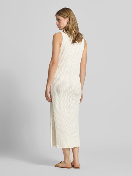 Frauenmodel trägt Maxikleid mit Rundhalsausschnitt Modell 'ZURI' von JJXX, Reine Baumwolle, Körpernaher-Schnitt, Rückenlänge 131 cm, Brustweite 45 cm, cremefarben, feine Struktur, Ganzkörperansicht Rückansicht.