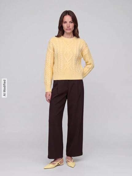 Frauenmodel trägt Regular Fit Pullover aus reiner Schurwolle Modell 'ALBEN' von Weekend Max Mara in Gelb zu braunen Stoffhosen, Ganzkörperansicht von vorne, KI-modifiziertes Bild.