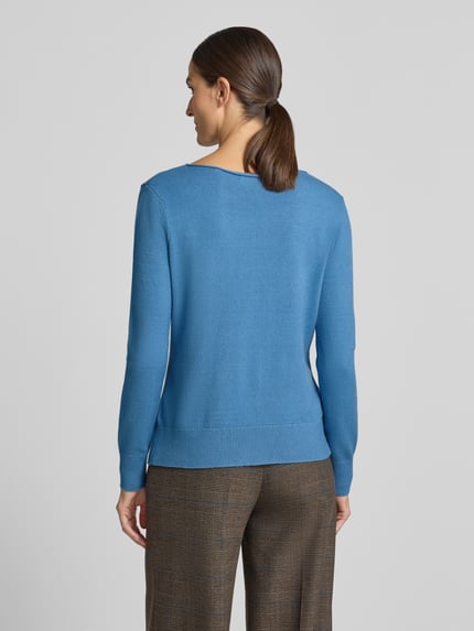 Frauenmodel trägt Regular Fit Strickpullover aus Viskose-Mix mit U-Boot-Ausschnitt von Christian Berg Woman, blaue Farbe, gerippte Abschlüsse, langärmlig, überschnittene Schultern, Rückenansicht, Ganzkörperansicht Rückansicht.