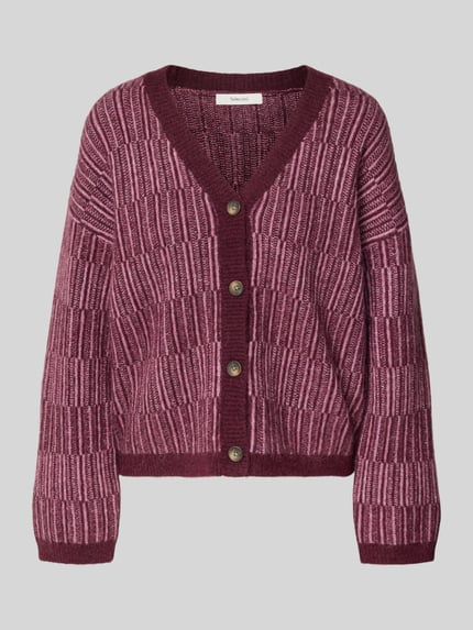 Produktfoto, Relaxed Fit Strickpullover aus Woll-Mix mit Alpaka-Anteil Modell 'FALVA' von Selected Femme, Allover-Strukturmuster, V-Ausschnitt, einreihige Knopfleiste, gerippte Abschlüsse, Farbtöne in Bordeaux und Rosa, gestrickte Textur