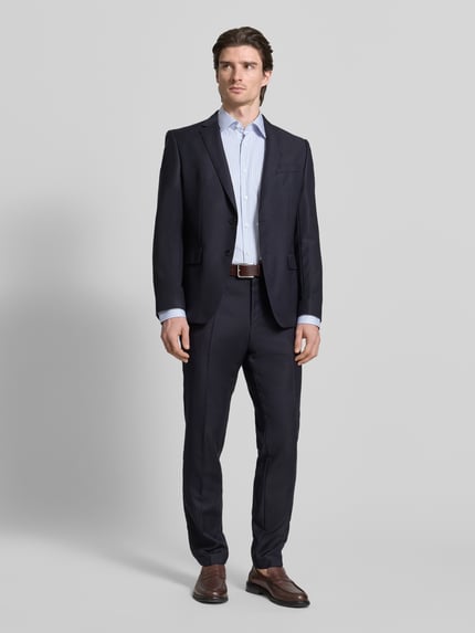 Männermodel trägt Regular Fit Businesshemd aus reiner Baumwolle Modell 'JOE' von BOSS, gestreift, Kentkragen, Ganzkörperansicht von vorne.