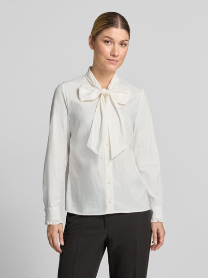 Kobiece model prezentuje Regular Fit Langarmbluse aus Baumwoll-Mix von ROBE LÉGÈRE, kremowa, gładka tkanina, pełny przód, zdjęcie całopostaciowe z przodu