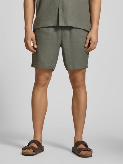 Männermodel trägt Regular Fit Shorts aus Leinen-Viskose-Mix Modell 'LAURENCE' von Only & Sons, Optik: Unifarben, Vorderansicht, Nahaufnahme Oberkörper.