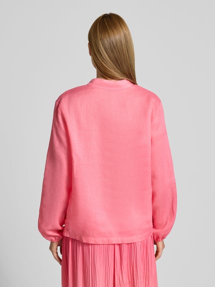 Frauenmodel trägt Regular Fit Bluse mit V-Ausschnitt und Tunnelzug von Marc Cain in Pink, reine Baumwolle, Rückenansicht, Ganzkörperansicht Rückansicht.