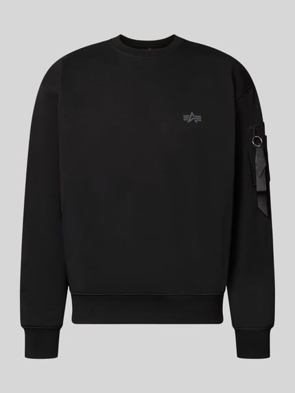 Produktfoto, Sweatshirt mit Label-Details von Alpha Industries, mieszanka bawełny, luźny krój, okrągły dekolt, kieszeń na rękawie z aplikacją z logo, prążkowane wykończenia, długość tyłu w rozmiarze M 66 cm, długość rękawa w rozmiarze M 62 cm, czarny kolor, gładka tekstura