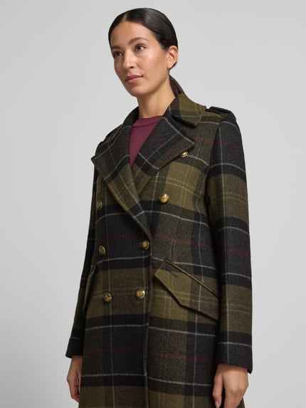 Frauenmodel trägt Taillierter Wollmantel aus Woll-Mix mit Karomuster von Barbour in Oliv, Schwarz und Rot, Nahaufnahme Oberkörper, Damen Steppjacke von Barbour.