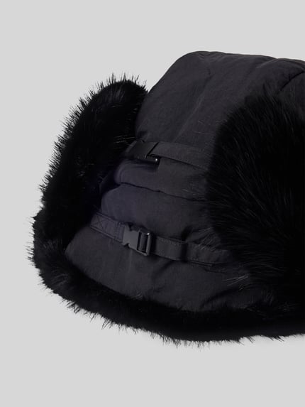Produktfoto, schwarze Mütze mit Kunstfellbesatz Modell 'Hawka Bomber' von Barts, glatte und flauschige Texturen, Damen Mütze