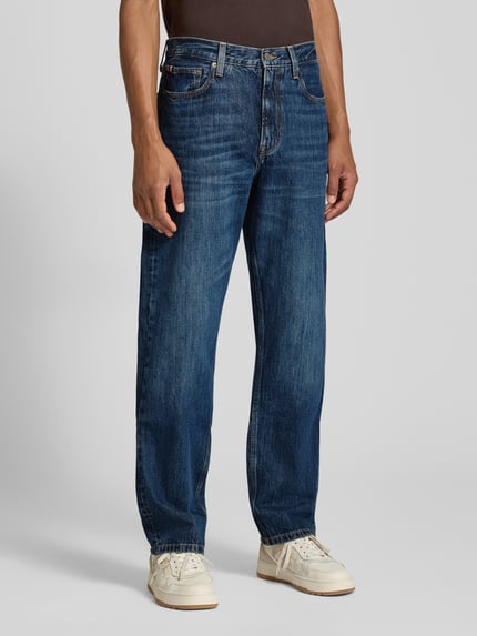 Männermodel trägt Straight Fit Jeans aus reiner Baumwolle Model 'DOVER' von Tommy Hilfiger, Herrenjeans, blaue Waschung, Ganzkörperansicht von vorne.