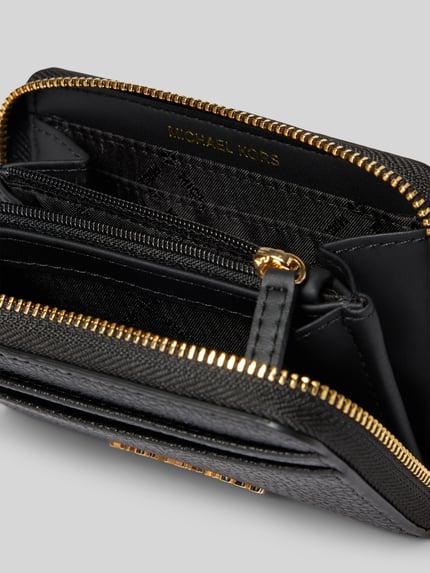Produktfoto, Portemonnaie mit Logo-Detail Modell 'Jet Detail' von MICHAEL Michael Kors, schwarzes Leder, goldfarbener Reißverschluss, strukturierte Oberfläche, Hauptfach mit Reißverschluss und Steckfächer, Damen Portemonnaie