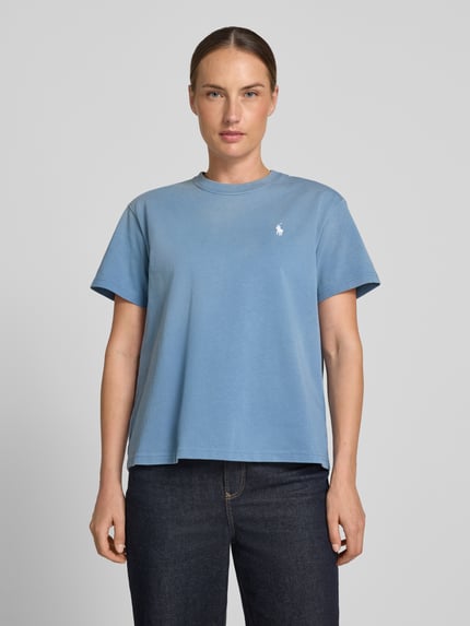 Vrouwenmodel draagt lichtblauw Relaxed Fit T-shirts uit puur katoen van Polo Ralph Lauren, dames T-shirt, volledig frontaal.