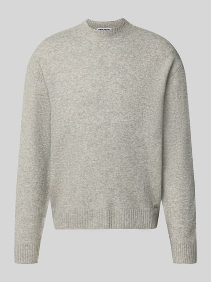 Produktfoto, Relaxed Fit Strickpullover aus Material-Mix mit Baumwoll-Anteil von REVIEW in Hellgrau, strukturierte Oberfläche, elastische Abschlüsse, Stehkragen.