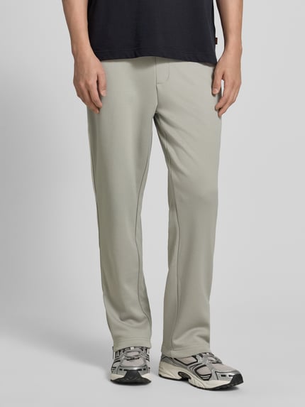 Männermodel trägt Regular Fit Jogpants mit Baumwoll-Anteil Modell 'DOLOS' von HUGO, Optik: Unifarben, Sweat, Nahaufnahme Unterkörper.