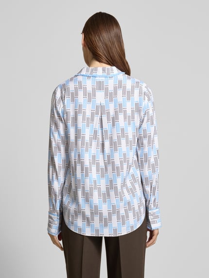 Männermodel trägt Regular Fit Bluse im Allover-Look mit V-Ausschnitt von Herzensangelegenheit, materiał z domieszką stretchu, długość tyłu 69 cm, rękawy 62 cm, wzór geometryczny błękitno-brązowy, widok całej sylwetki od tyłu.