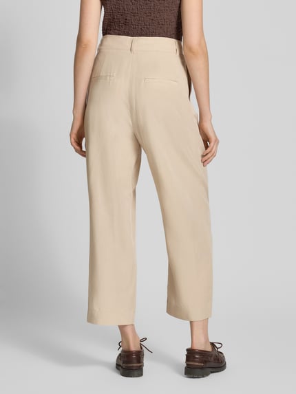 Frauenmodel trägt Hose aus Lyocell-Leinen-Mix mit Gesäßtaschen von JAKE*S STUDIO WOMAN, beige, Relaxed Fit, Ganzkörperansicht Rückansicht.