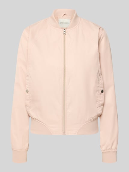 Produktfoto, Regular Fit Jacke mit Stehkragen Modell 'Zaymi' von CARS JEANS in zartem Rosa, glatte Oberfläche, sichtbarer Reißverschluss, Eingrifftaschen, elastische Abschlüsse, Damenjacke, Vorderansicht.