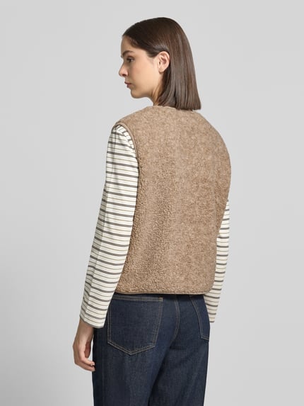Männermodel trägt Teddyweste mit Rundhalsausschnitt von Christian Berg Woman aus Futerko, krój regular fit, Listwa z zatrzaskami, Ganzkörperansicht Rückansicht