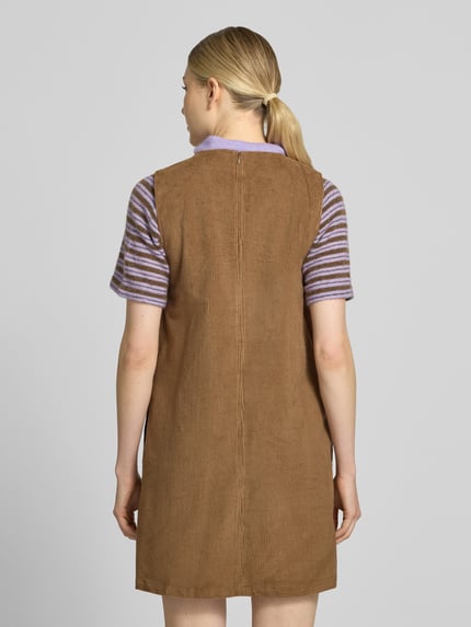 Frauenmodel trägt Regular Fit Freizeitkleid aus Baumwoll-Mix von ARMEDANGELS in Braun, strukturierte Oberfläche, Ganzkörperansicht Rückansicht.