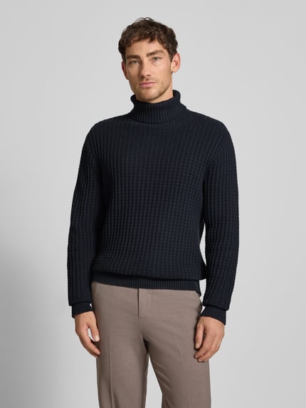 Männermodel draagt Regular Fit Rollkragenpullover in Waffel-Struktur Modell 'TOM' van SELECTED HOMME, unie, lange mouw, bio-katoen, vooraanzicht busteshot.