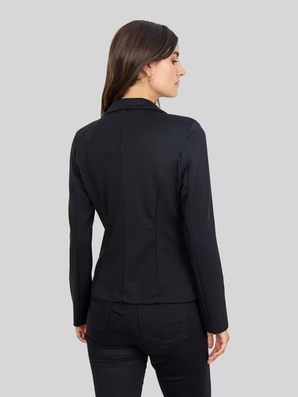 Frauenmodel trägt Slim Fit Blazer mit 2-Knopf-Verschluss Modell 'SC-DANIELA 1' von Soyaconcept, unifarben, Ganzkörperansicht Rückansicht.