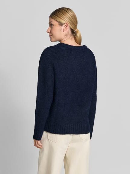 Frauenmodel trägt Strickpullover mit Woll-Anteil und Rundhalsausschnitt von ICHI, dunkelblau, beige Hose, Ganzkörperansicht Rückansicht, Regular Fit, Rückenlänge 60 cm, Ärmellänge 70 cm, Modell BAYANA, Material-Mix