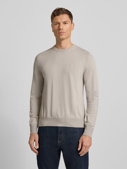Männermodel trägt Regular Fit Pullover aus Baumwoll-Kaschmir-Mix Modell 'KANOVANO' von BOSS Orange, Optik: Unifarben, Label-Patch, Rundhals, Langarm, Strick, Ganzkörperansicht von vorne