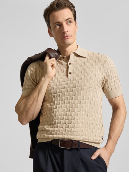 Mannelijk model draagt Slim Fit Poloshirt uit puur katoen Model 'Heritage' van Matinique, polokraag, ribboorden, ruglengte maat M 70 cm, detailopname bovenlichaam.