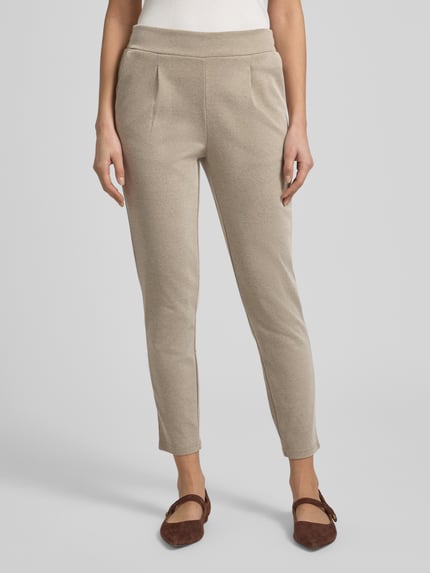 Vrouwenmodel draagt Slim Fit stoffen broek met elastische band model Kate van ICHI, katoenmix, paspelzakken, vooraanzicht, detailopname.
