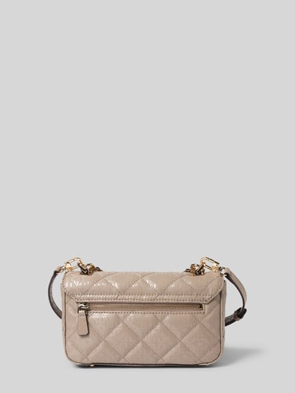 Produktfoto, Umhängetasche mit Label-Applikation Modell 'LIBBY' von Guess in Beige mit Ketten-Detail, Hauptfach mit Magnetverschluss, Maße 24x14x6 cm, Schulterriemen 114 cm.