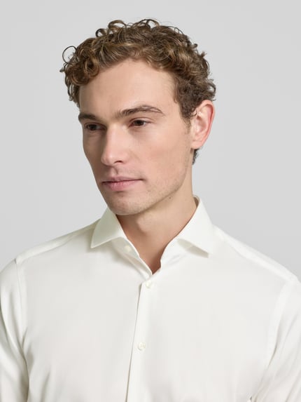 Männermodel trägt Regular Fit Businesshemd aus Twill von Jake*s in Weiß mit Haifischkragen, reine Baumwolle, Nahaufnahme Oberkörper.
