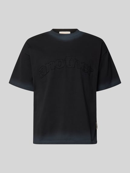 Produktfoto, czarne T-Shirt mit Label-Stitching und Rundhalsausschnitt von ANOTHER COTTON LAB z czystej bawełny, relaxed fit, długość tyłu 67 cm w rozmiarze M, gładka faktura