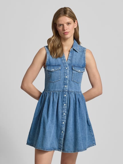 Vrouwenmodel draagt Tailliert Jeanskleid aus reiner Baumwolle Modell 'CYRUS' van Only in denimlook, getailleerd, mini, V-hals, mouwloos, knoopsluiting, recht zoom, puur katoen, ganzkörperansicht van voren.