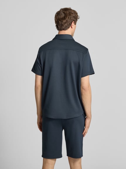 Männermodel trägt Regular Fit Freizeithemd mit Brusttasche Modell 'ADRIAN' von Blend, Elastischer-Material-Mix mit Viskose-Anteil, Kentkragen, Knopfleiste, Rückenlänge 71 cm, Schulterbreite 47 cm, Ärmellänge 23 cm, Ganzkörperansicht Rückansicht.