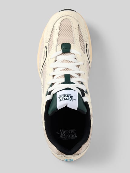 Produktfoto, Sneaker aus Leder-Mix Modell 'Re-Run Classics' von The Mercer, beżowe i zielone odcienie, zaokrąglony fason, wyraźna faktura siateczki i skóry, sznurowanie, label-detail, strukturyzowana podeszwa, wysokość obcasa w rozmiarze 44: 4 cm, wysokość cholewki w rozmiarze 44: 8 cm, szerokość w rozmiarze 44: 9 cm.