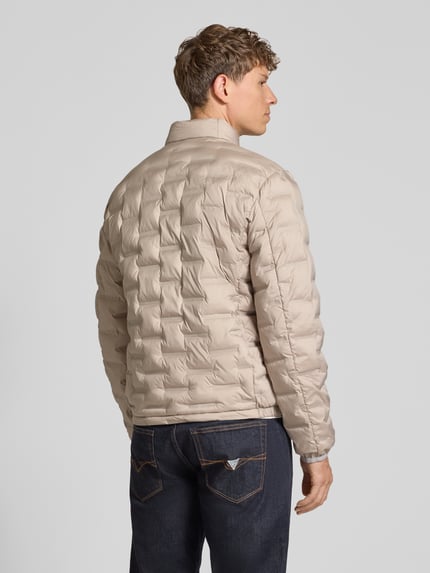 Männermodel trägt Steppjacke mit Stehkragen Modell 'SURF' van CINQUE in beige, regular fit, Ganzkörperansicht Rückansicht. Context: Heren steekjack van CINQUE, regular fit, opstaande kraag, model 'SURF', tweewegrits, steekzakken, ruglengte maat M: 67 cm, schouderbreedte 43 cm, borstwijdte 56 cm, mouwlengte 68 cm.