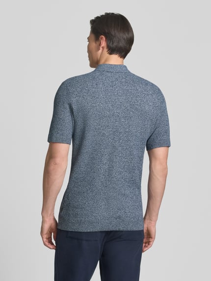 Männermodel trägt Regular Fit Poloshirt mit Strukturmuster Modell 'Riley' von Jack & Jones Premium, Reine Baumwolle, Kurzärmelig, Rückenlänge bei Größe M 73 cm, Ganzkörperansicht Rückansicht.