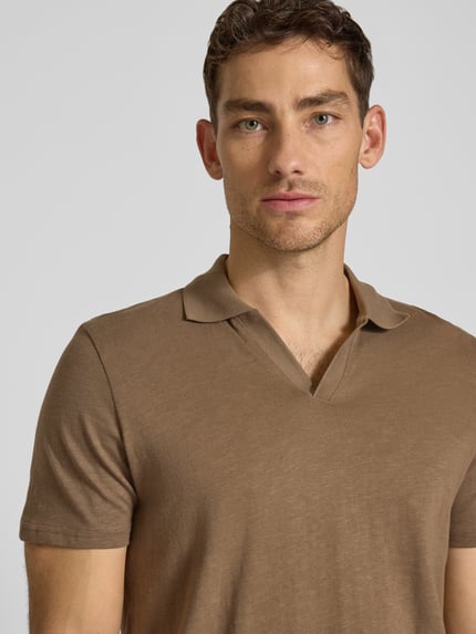 Männermodel trägt Slim Fit Poloshirt mit V-Ausschnitt von MCNEAL in Braun, reine Baumwolle, Polokragen, Nahaufnahme Oberkörper.