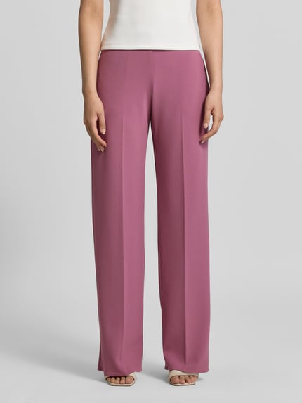Vrouwenmodel draagt Straight Fit stoffen broek met persplooien van Rinascimento in Materiaalmix met stretch, steekzakken, bandwijdte 37 cm, binnenbeenlengte 82 cm, volledig beeld van voren