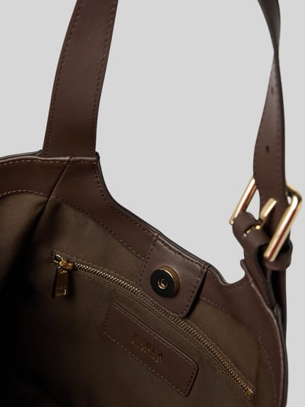 Produktfoto, Tote Bag aus echtem Kalbsleder Modell 'Dora' von FURLA in Braun, Główna przegroda z zapięciem na magnes, przegródka zapinana na zamek błyskawiczny, regulowane paski na ramię, Szerokość w rozmiarze 1: 35 cm, Długość w rozmiarze 1: 24 cm, Głębokość w rozmiarze 1: 10 cm, długość paska: 50 cm, tekstura gładkiej skóry cielęcej.