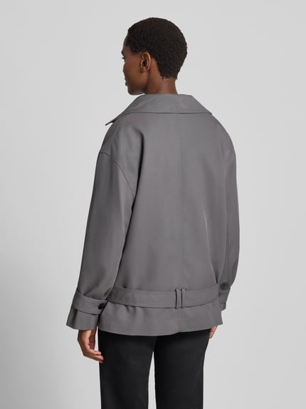Frauenmodel trägt Jacke mit Stehkragen Modell 'DARIO' von MANGO, grau, Material-Mix mit Viskose, Gürtel, Rückenansicht, Ganzkörperansicht Rückansicht.