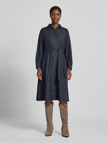 Frauenmodel trägt dunkelblaues Loose Fit Freizeitkleid aus Baumwoll-Mix von Tom Tailor, Damen Freizeitkleid, Ganzkörperansicht von vorne