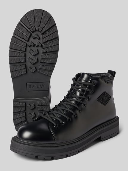 Produktfoto, schwarze Boots mit Label-Detail Modell 'OBLIVION' von Replay, profilierte Sohle, runde Spitze, strukturierte Oberfläche