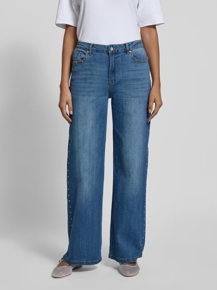 Frauenmodel trägt Jeans mit 5-Pocket-Design von Buena Vista in Blau, Baumwoll-Viskose-Mix, Lockerer-Schnitt, Ganzkörperansicht von vorne.