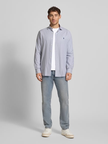 Männermodel trägt Longsleeve met Label-Stitching van Polo Ralph Lauren, katoen, regular fit, witte ribboorden, vooraanzicht volledig lichaam.