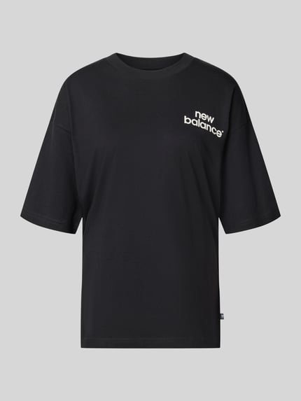 Produktfoto, schwarzes Relaxed Fit T-Shirt mit weißem Label-Print, reine Baumwolle, Modell 'INTELLIGENT' von New Balance, Rundhalsausschnitt, Rückenlänge S 61 cm